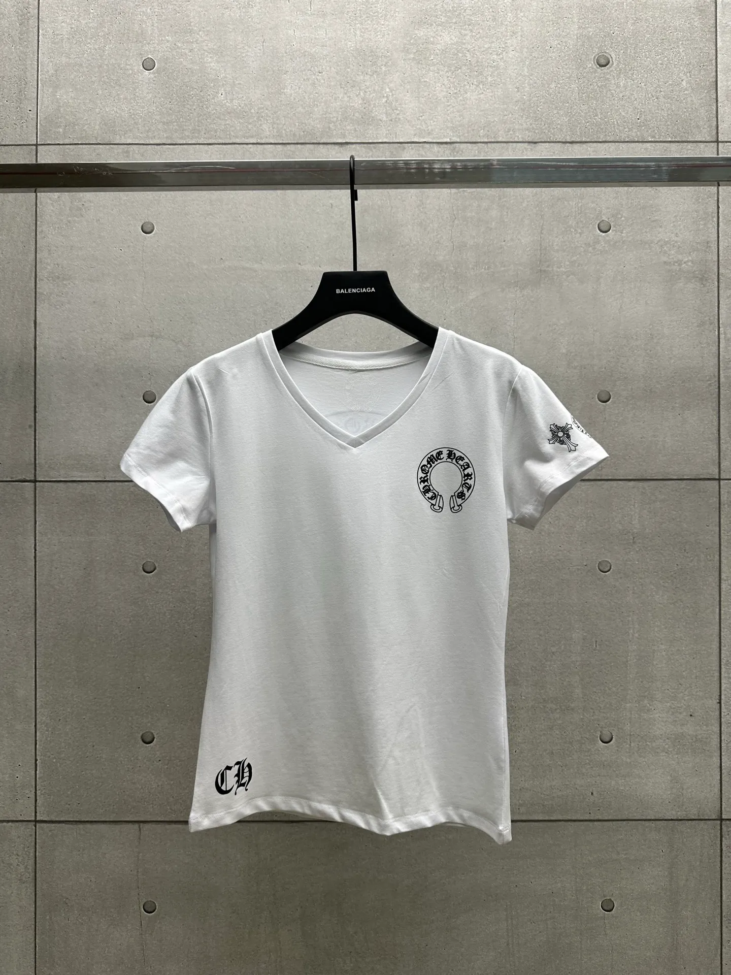 P126 #069 CHROME HEARTS 25SS women's T-shirt Made of 220G original consistent fabric V-neck women's waist style The whole body adopts imported digital direct printing Color: black white Size: S M L